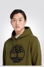 TIMBERLAND - סווטשירט ירוק זית עם כובע קפוצ’ון והדפס לוגו עץ - MASHBIR//365