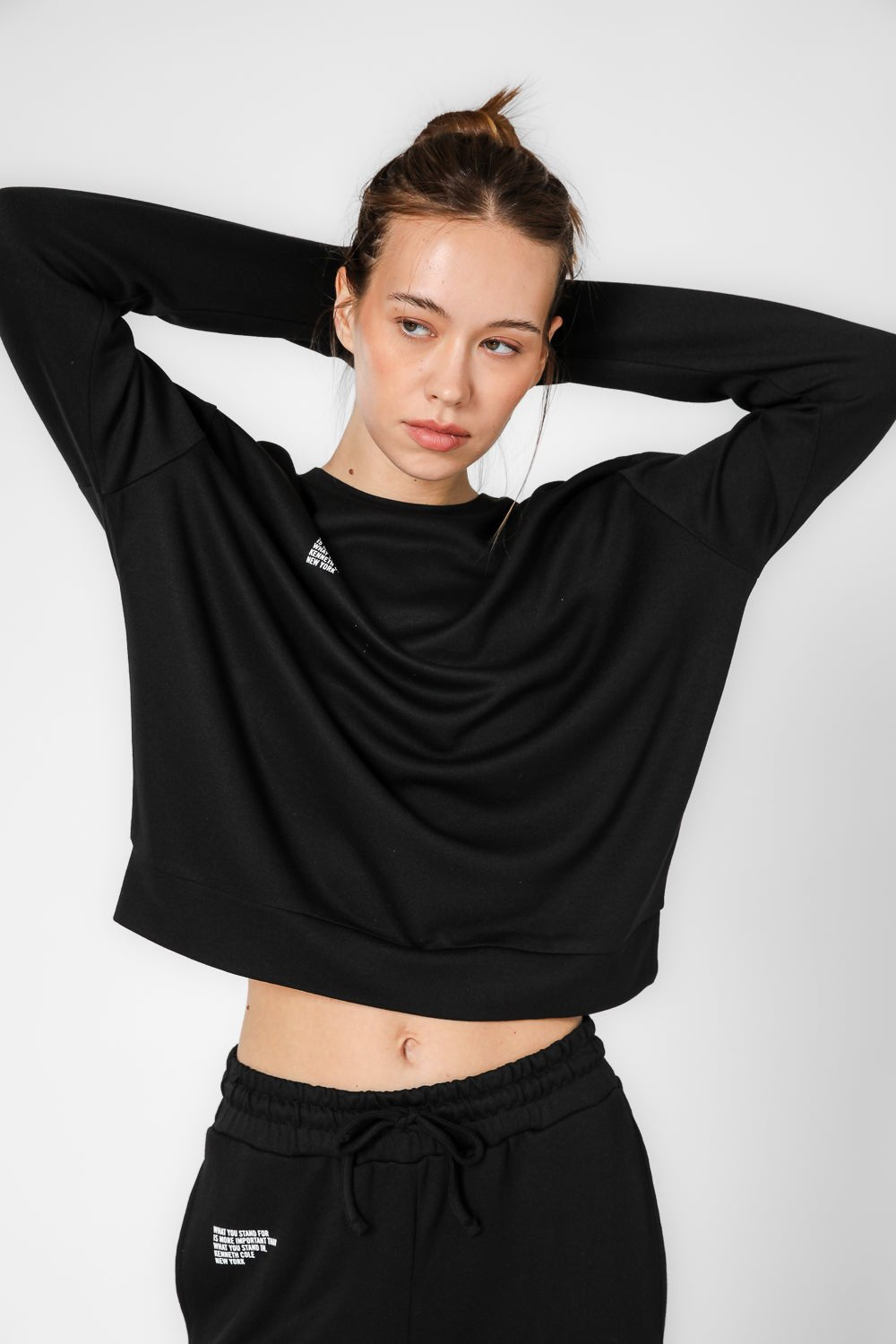 KENNETH COLE - סווטשירט לאונג' עם כיתוב לוגו בצבע שחור - MASHBIR//365