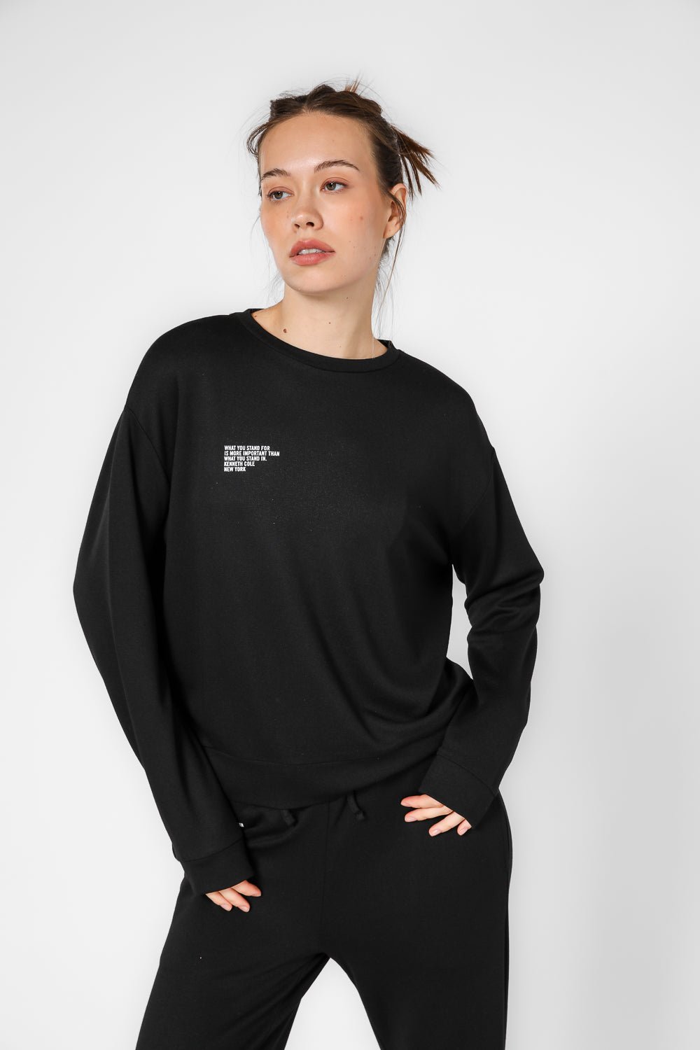 KENNETH COLE - סווטשירט לאונג' עם כיתוב לוגו בצבע שחור - MASHBIR//365