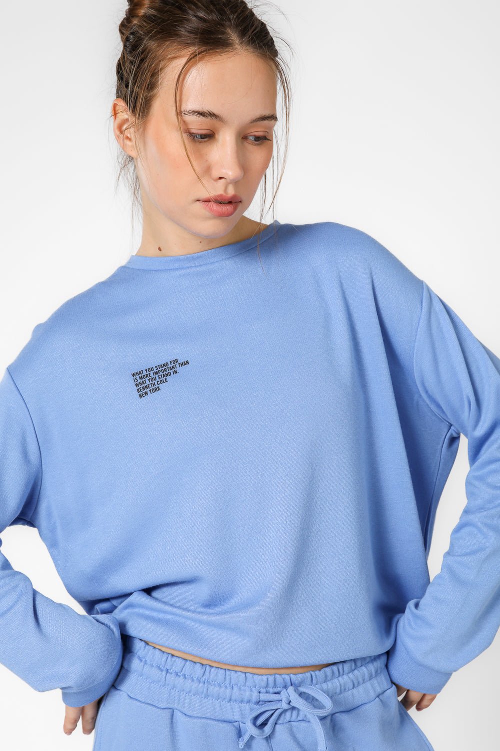 KENNETH COLE - סווטשירט לאונג' עם כיתוב לוגו בצבע תכלת - MASHBIR//365