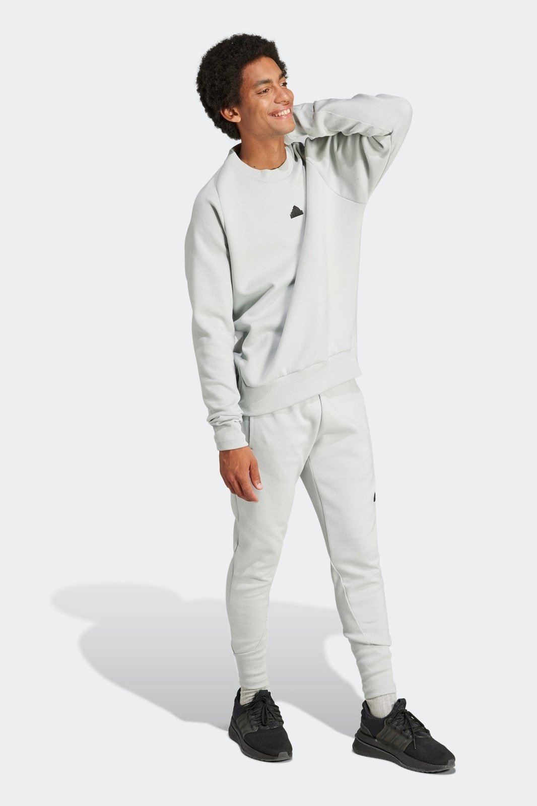 ADIDAS - סווטשירט לגברים Z.N.E. PREMIUM בצבע אפור בהיר - MASHBIR//365