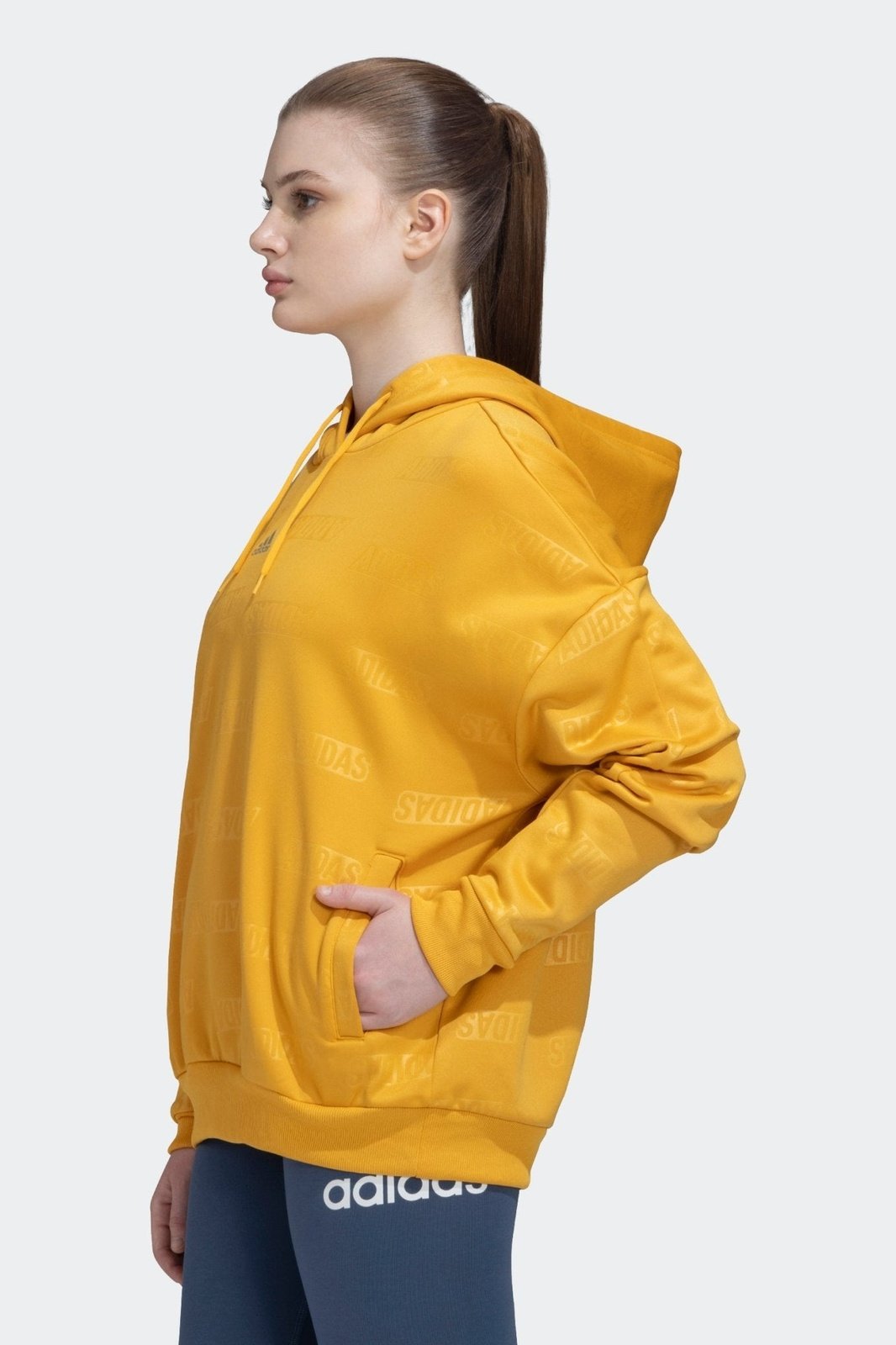ADIDAS - סווטשירט לנשים EMBOSSED MONOGRAM בצבע צהוב - MASHBIR//365