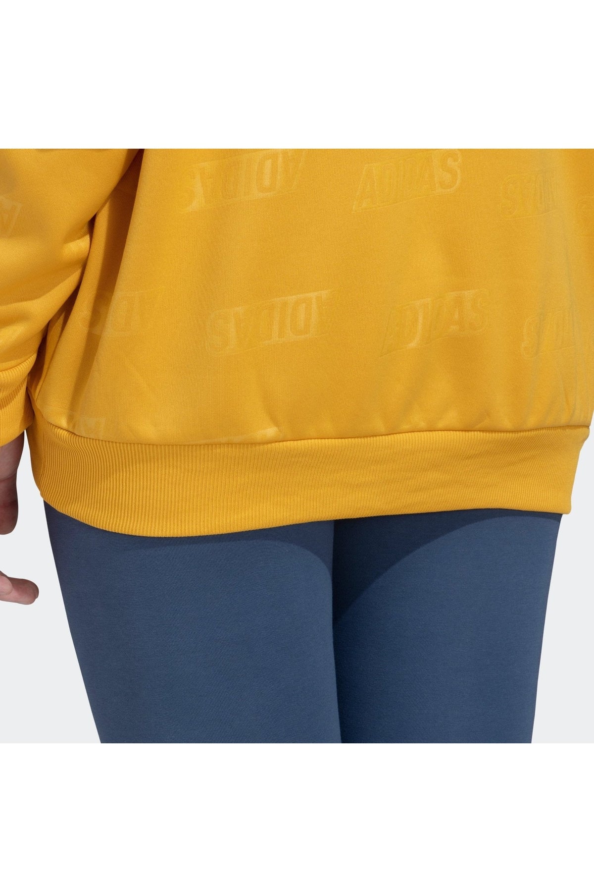 ADIDAS - סווטשירט לנשים EMBOSSED MONOGRAM בצבע צהוב - MASHBIR//365