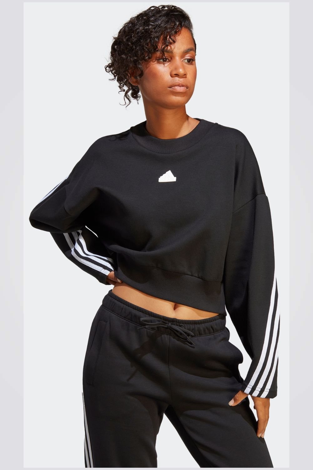 ADIDAS - סווטשירט לנשים W FI 3S בצבע שחור - MASHBIR//365