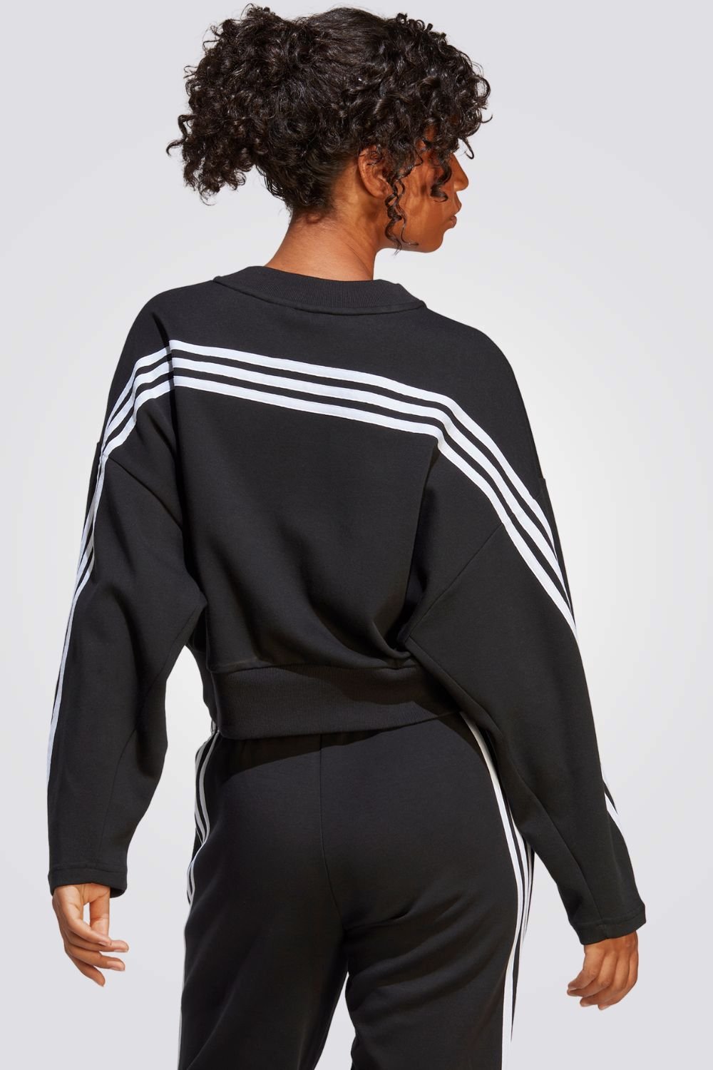 ADIDAS - סווטשירט לנשים W FI 3S בצבע שחור - MASHBIR//365