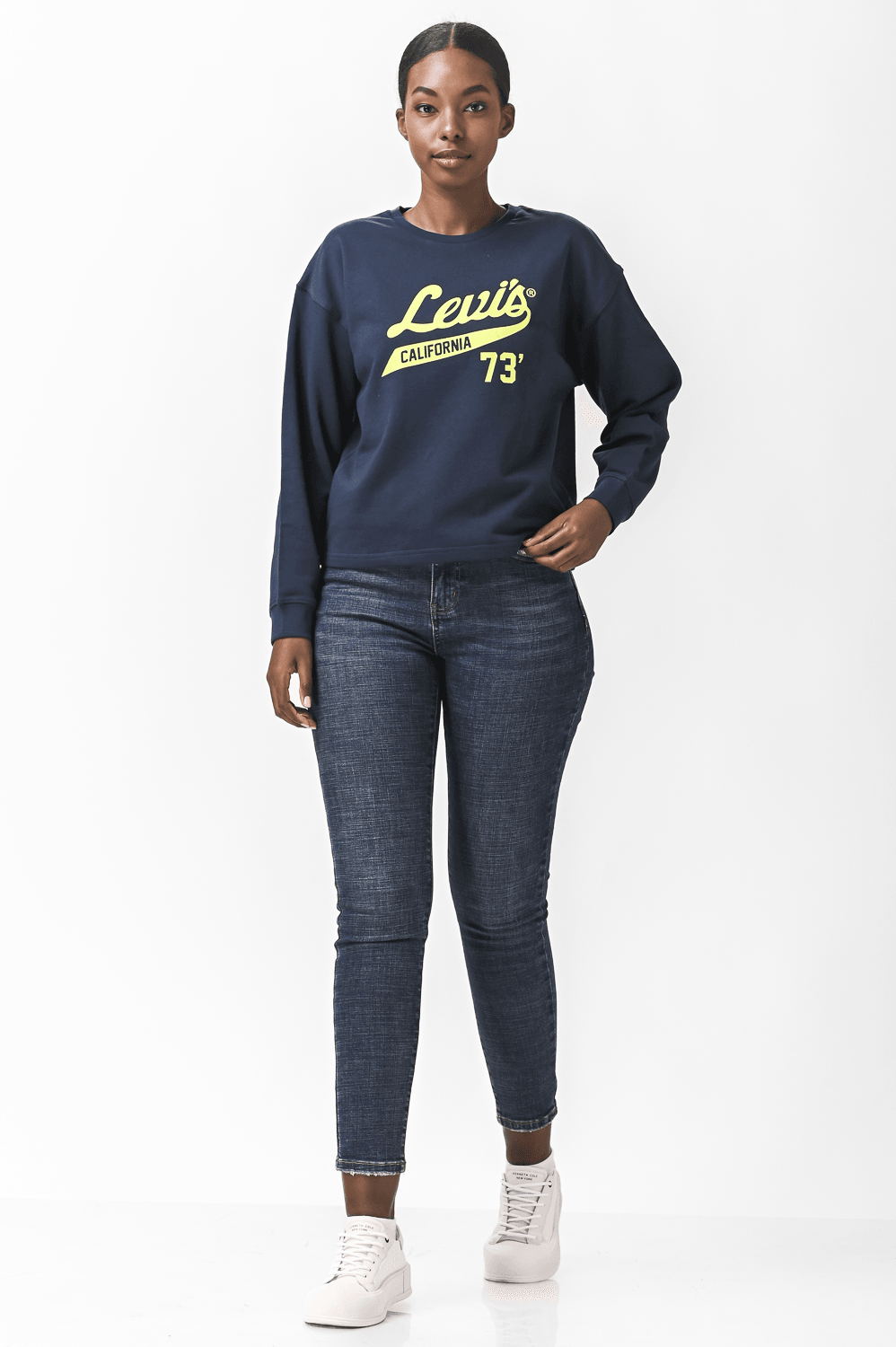 LEVI'S - סווטשירט לוגו בצבע נייבי עם כיתוב ירוק - MASHBIR//365