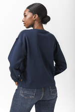 LEVI'S - סווטשירט לוגו בצבע נייבי עם כיתוב ירוק - MASHBIR//365