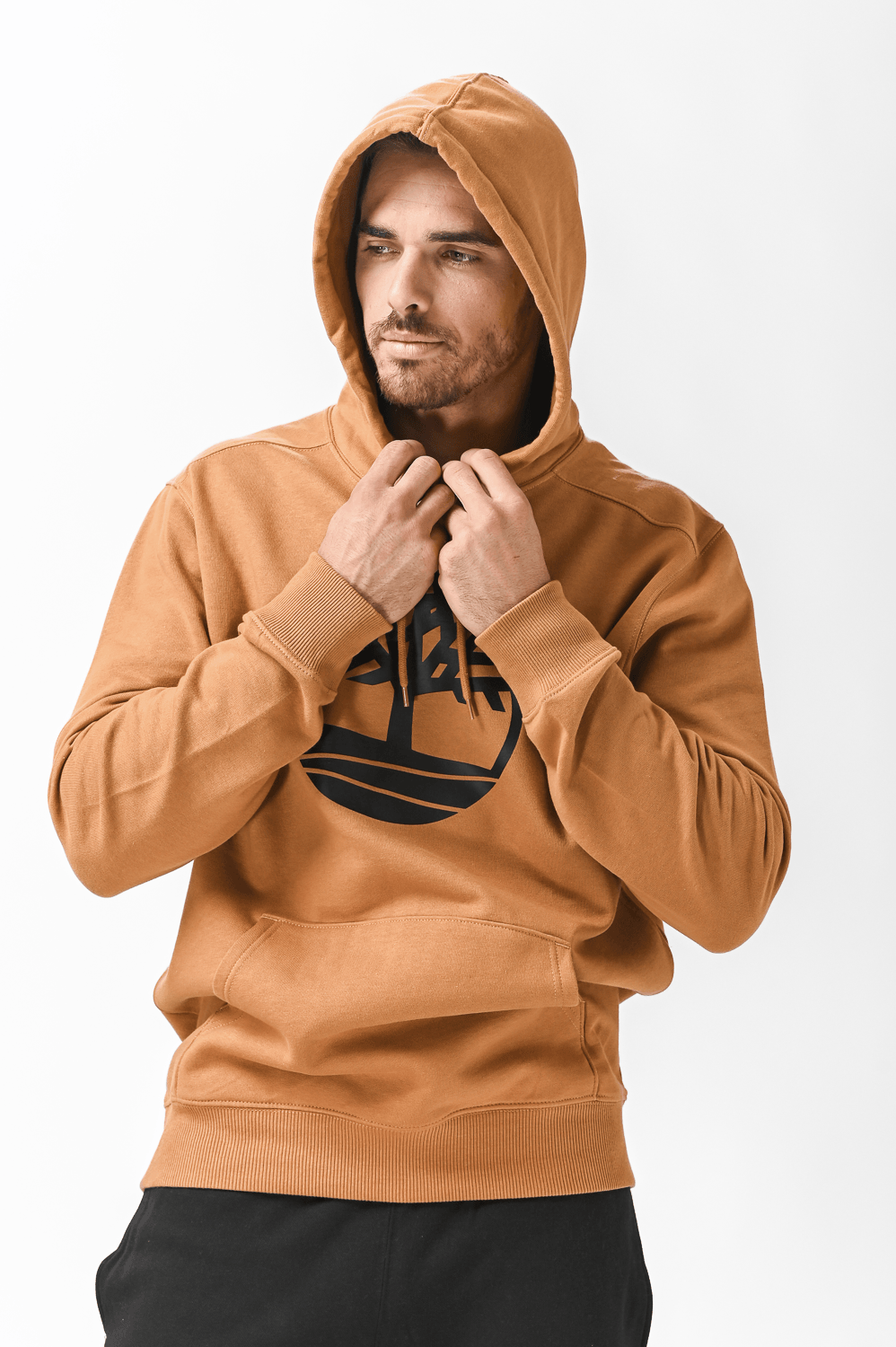 TIMBERLAND - סווטשירט חרדל עם כובע קפוצ’ון והדפס לוגו עץ - MASHBIR//365