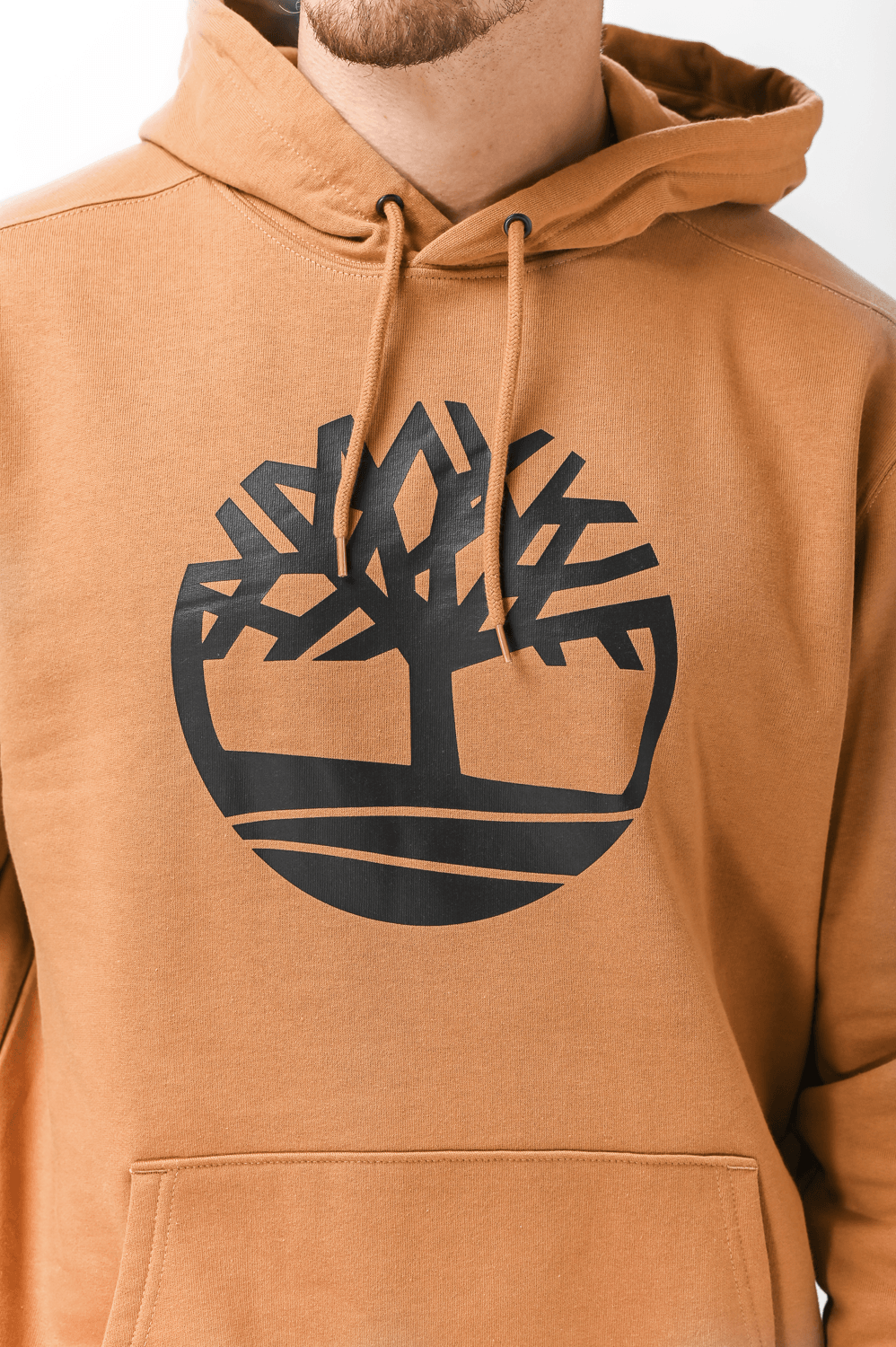 TIMBERLAND - סווטשירט חרדל עם כובע קפוצ’ון והדפס לוגו עץ - MASHBIR//365