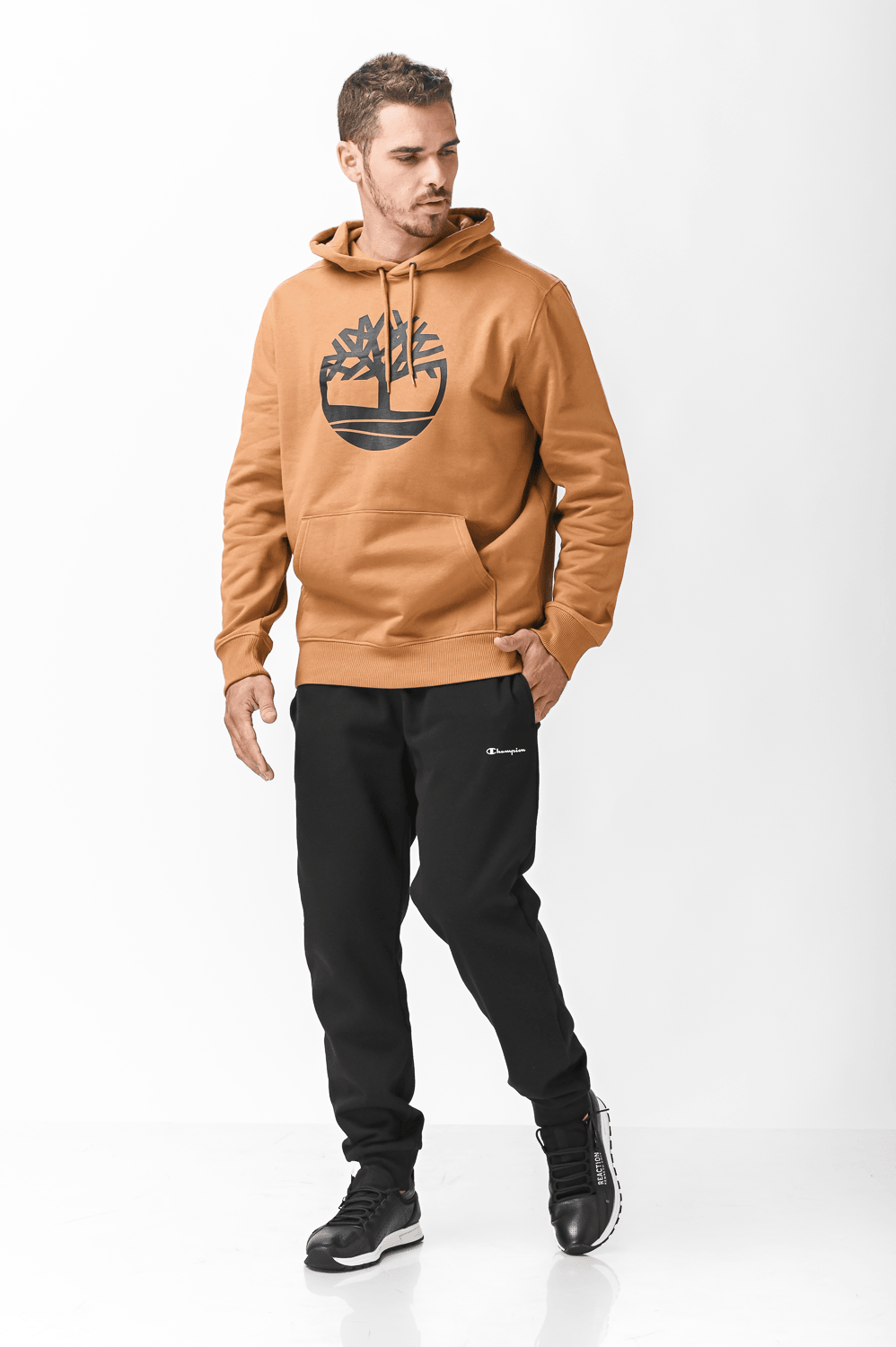 TIMBERLAND - סווטשירט חרדל עם כובע קפוצ’ון והדפס לוגו עץ - MASHBIR//365