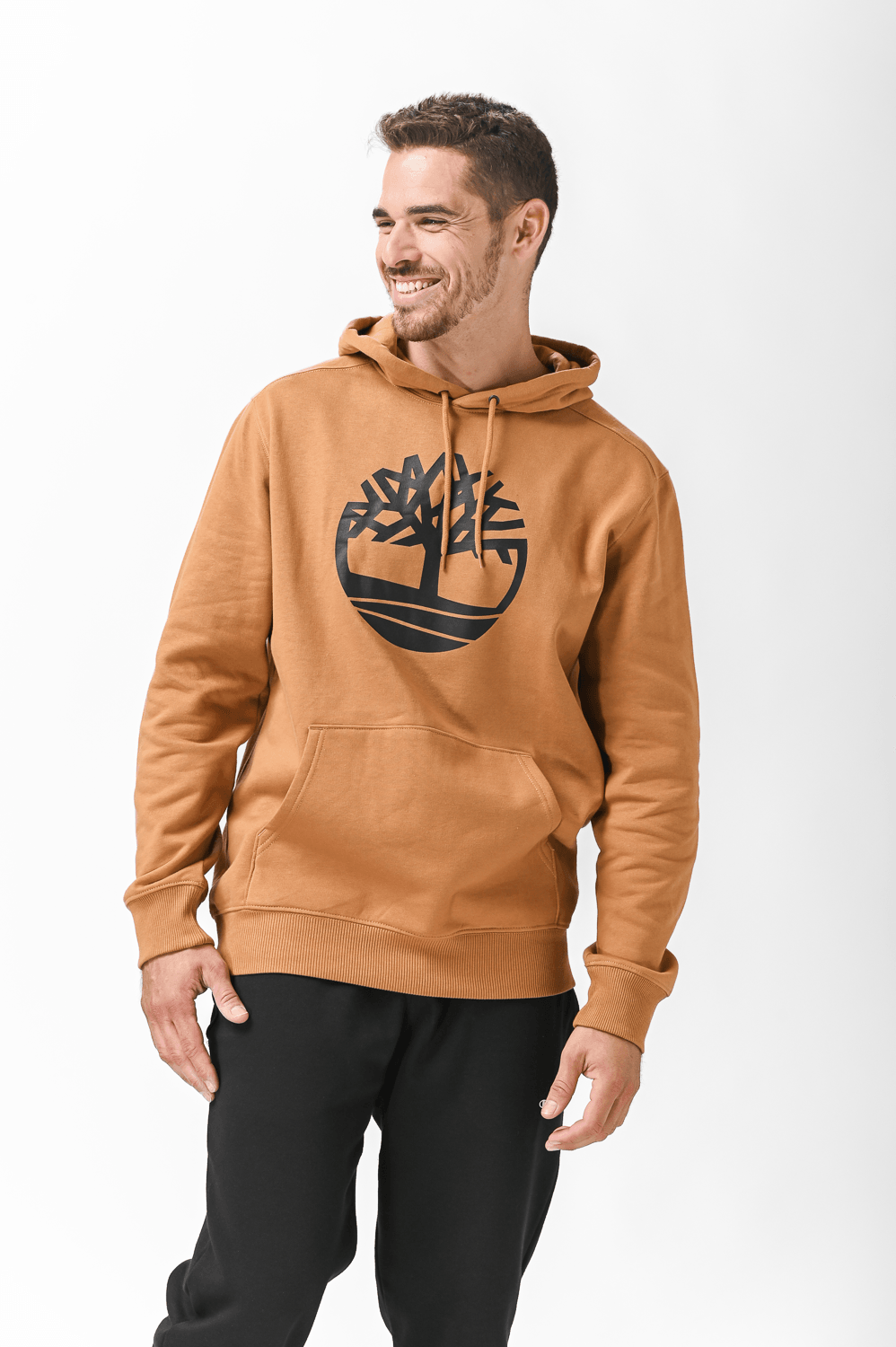 TIMBERLAND - סווטשירט חרדל עם כובע קפוצ’ון והדפס לוגו עץ - MASHBIR//365