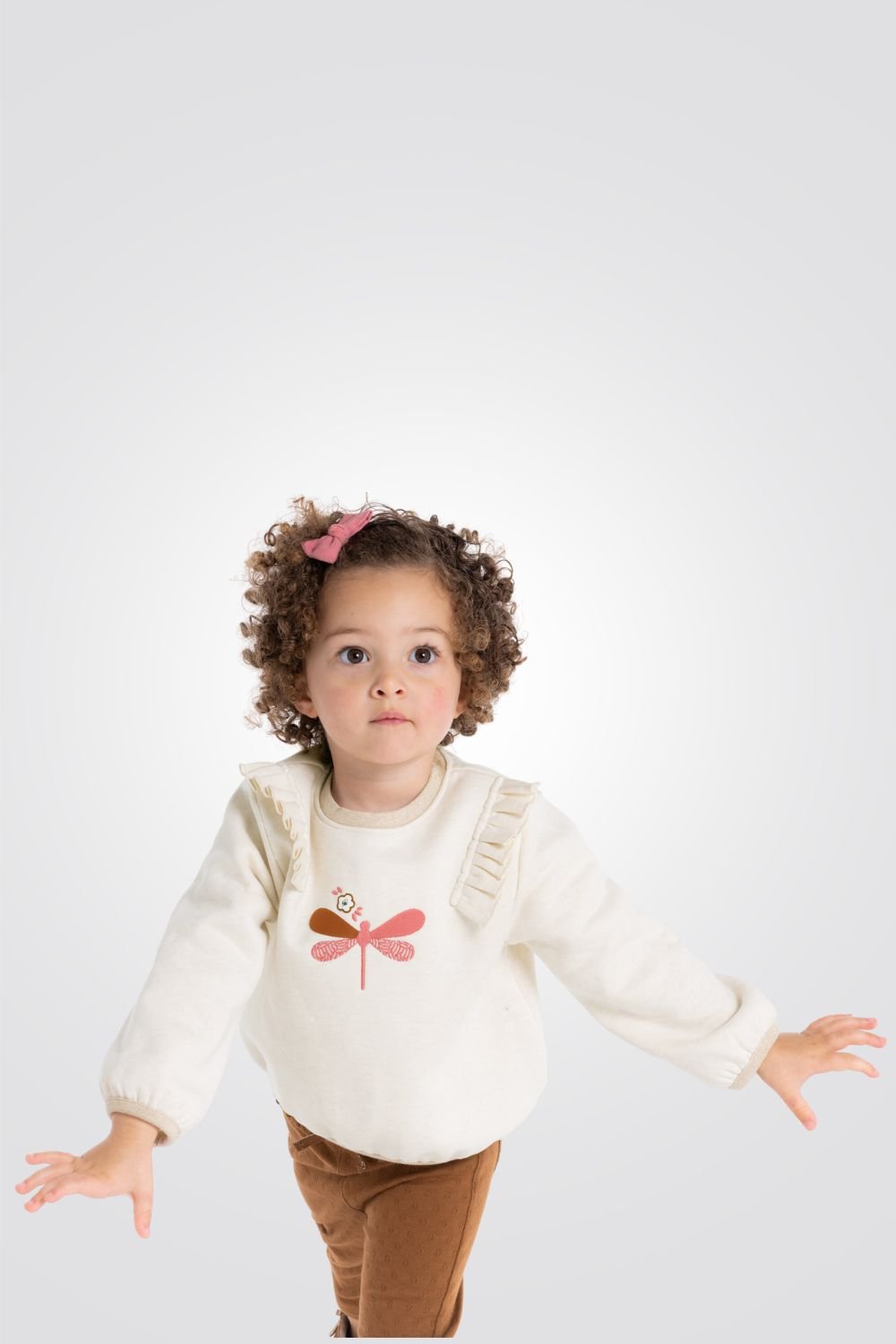 OBAIBI - סווטשירט תינוקות עם וולן בכתפים ריקמת פרפר ורוד בשמנת - MASHBIR//365