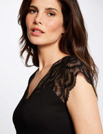 חולצת טריקו שחורה עם שרוולי תחרה - MASHBIR//365