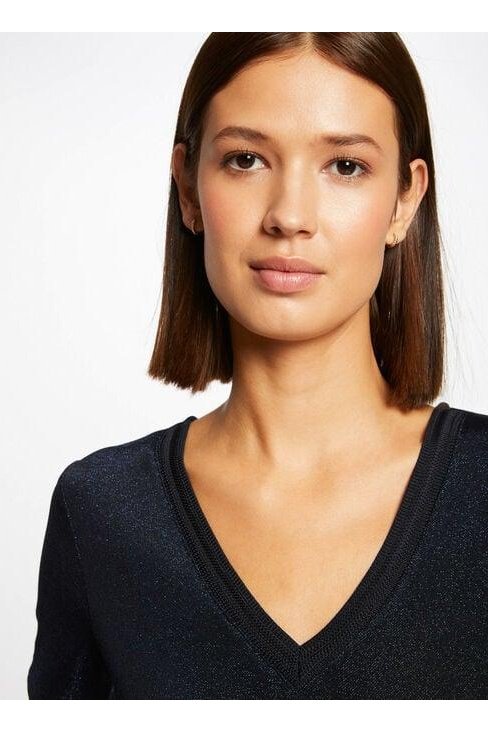 טישירט צווארון V בצבע נייבי - MASHBIR//365