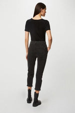 טישירט צווארון V בצבע שחור - MASHBIR//365