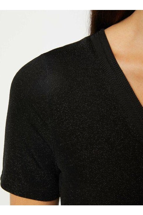 טישירט צווארון V בצבע שחור - MASHBIR//365