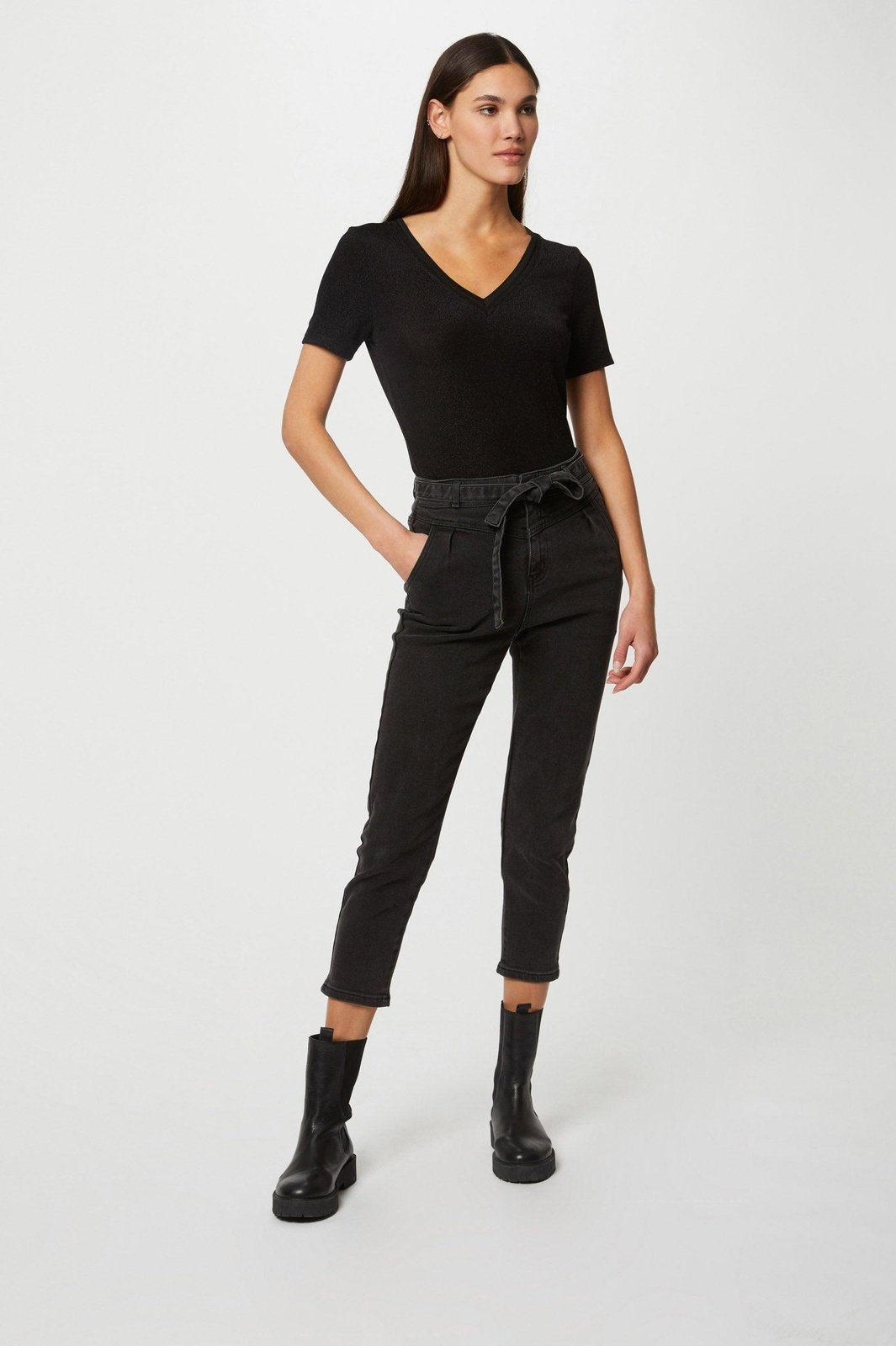 טישירט צווארון V בצבע שחור - MASHBIR//365