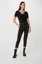 טישירט צווארון V בצבע שחור - MASHBIR//365