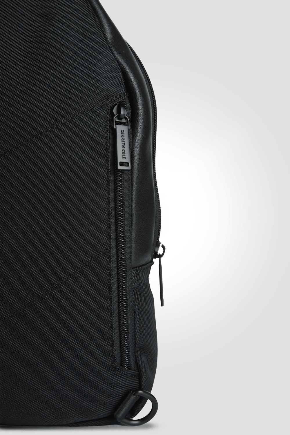 KENNETH COLE - תיק אלכסוני לגבר בצבע שחור - MASHBIR//365