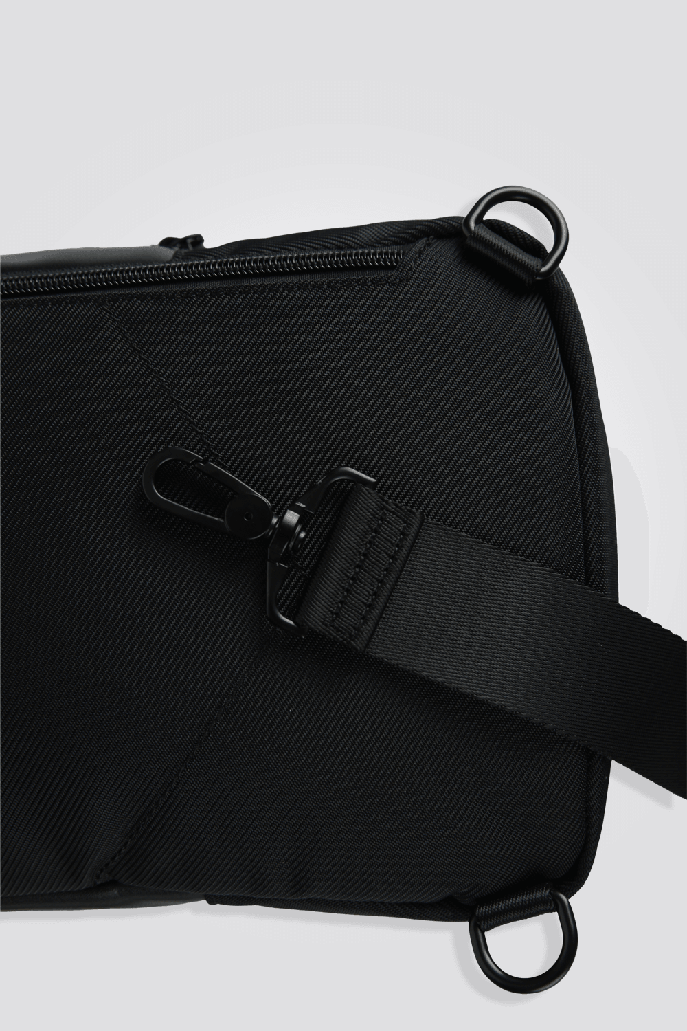 KENNETH COLE - תיק אלכסוני לגבר בצבע שחור - MASHBIR//365