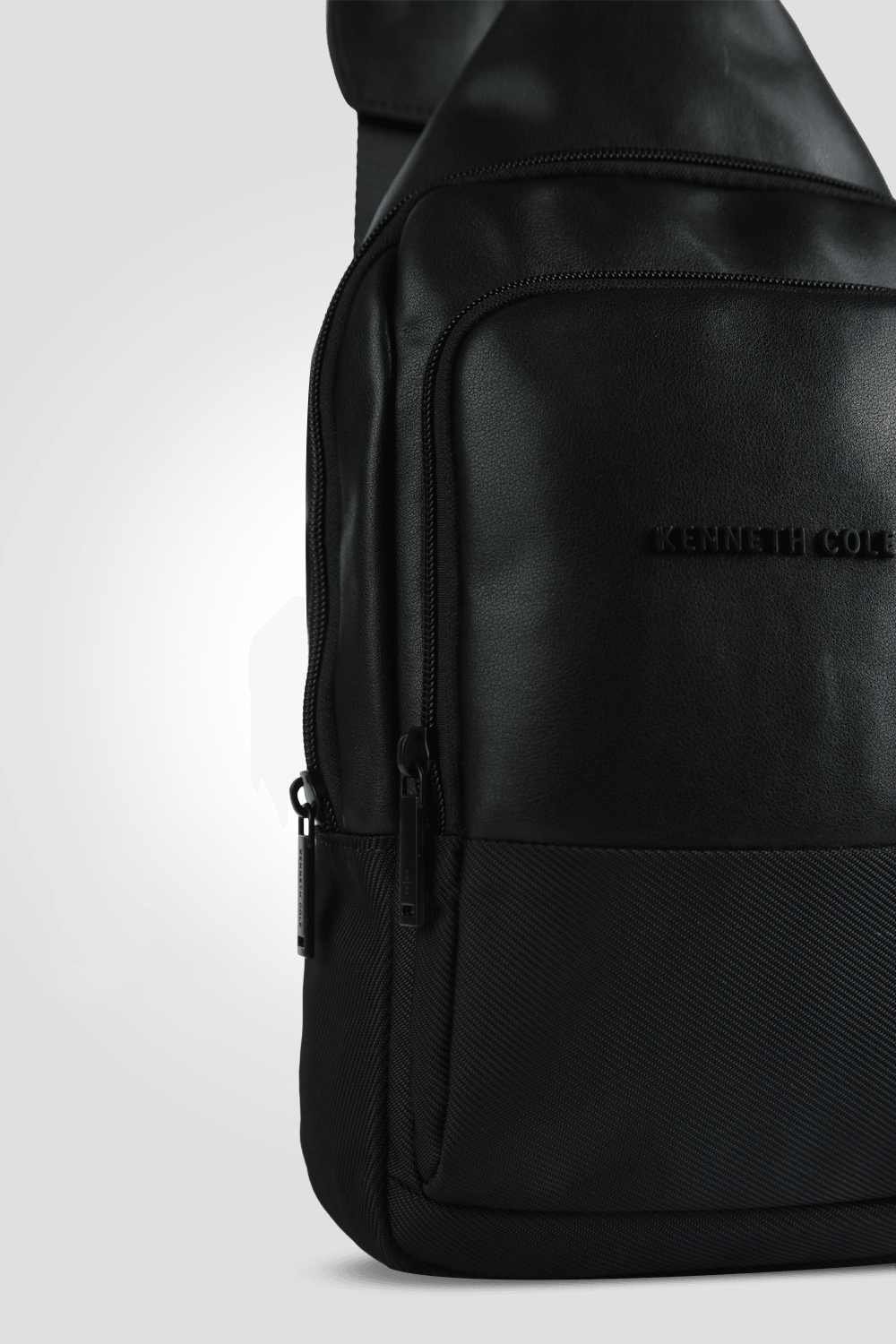 KENNETH COLE - תיק אלכסוני לגבר בצבע שחור - MASHBIR//365