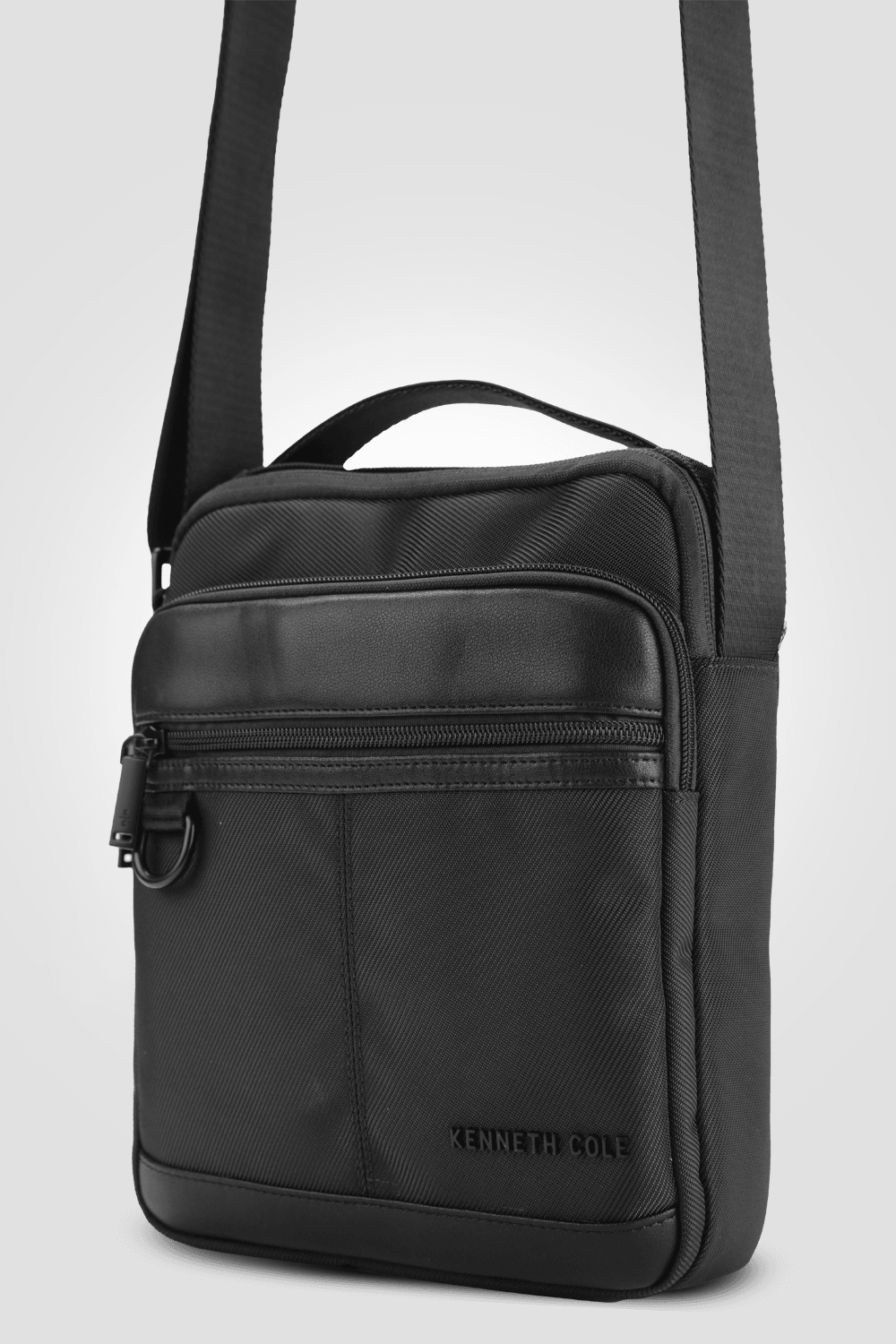 KENNETH COLE - תיק צד לגבר בצבע שחור - MASHBIR//365
