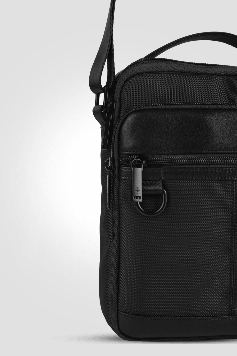 KENNETH COLE - תיק צד לגבר בצבע שחור - MASHBIR//365