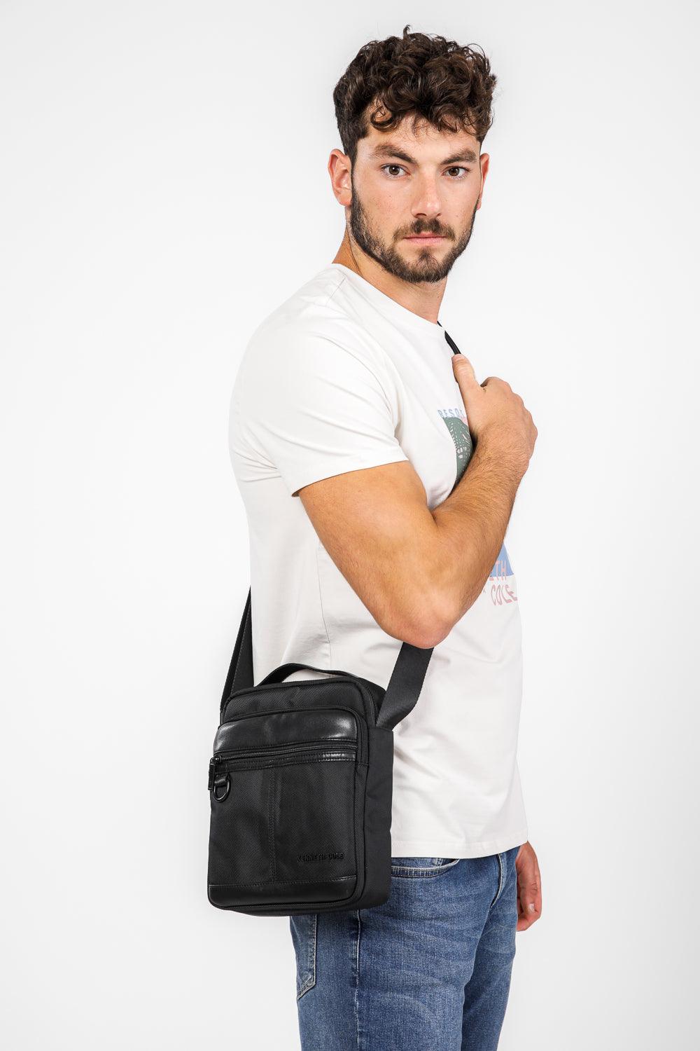 KENNETH COLE - תיק צד לגבר בצבע שחור - MASHBIR//365