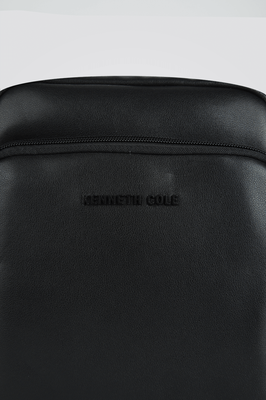 KENNETH COLE - תיק צד עור לגבר בצבע שחור - MASHBIR//365
