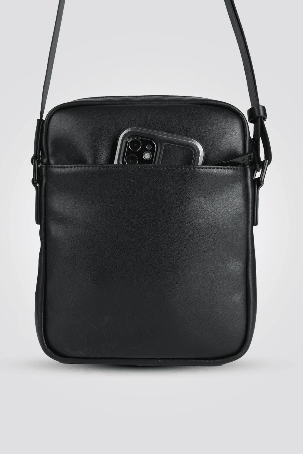 KENNETH COLE - תיק צד עור לגבר בצבע שחור - MASHBIR//365