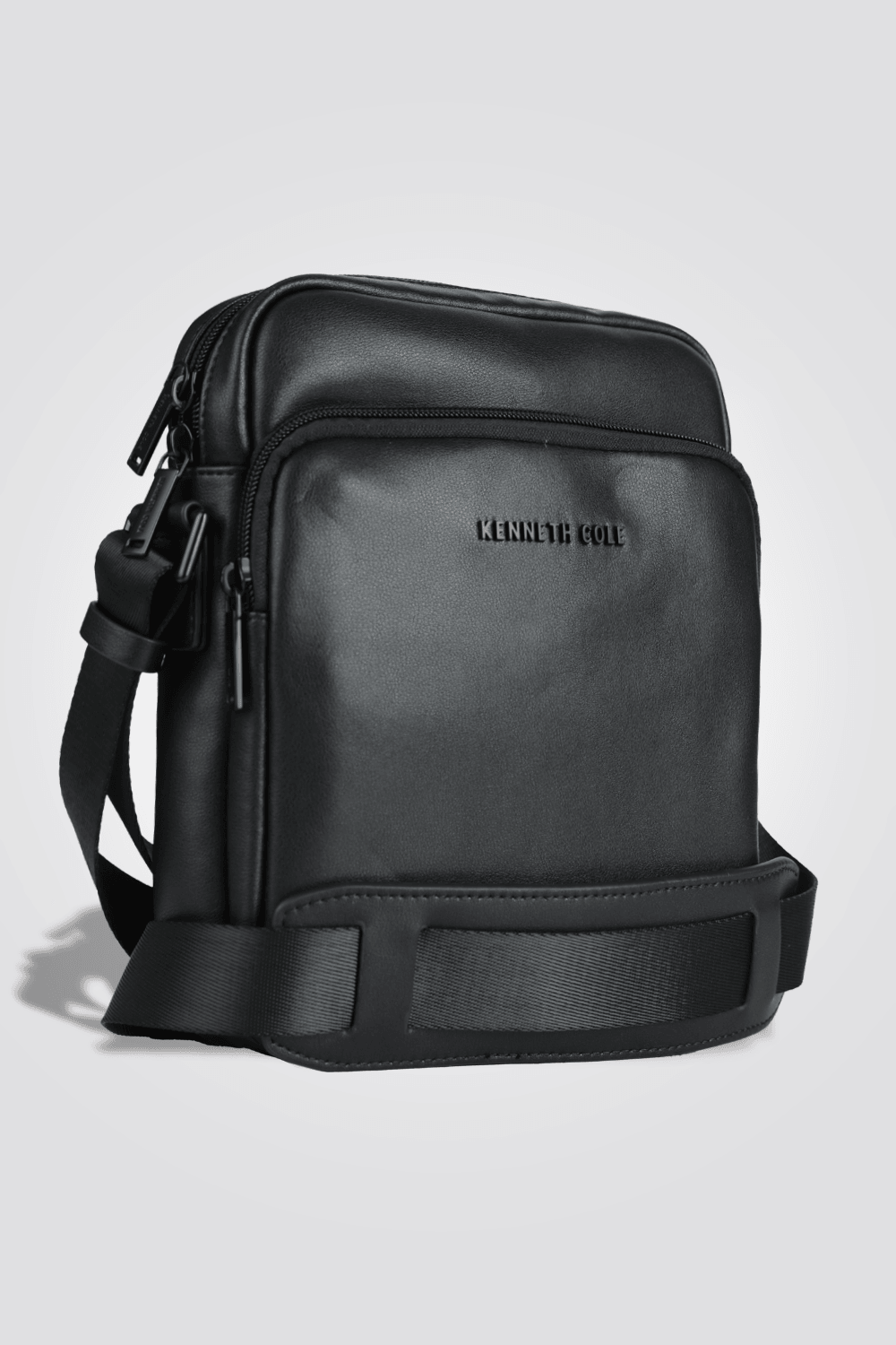 KENNETH COLE - תיק צד עור לגבר בצבע שחור - MASHBIR//365