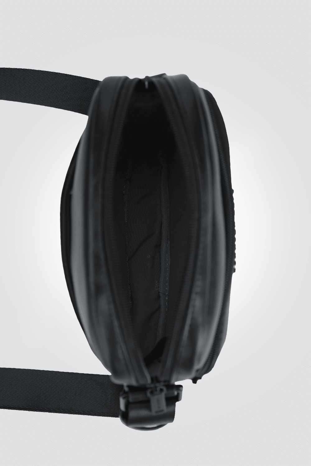KENNETH COLE - תיק צד עור לגבר בצבע שחור - MASHBIR//365