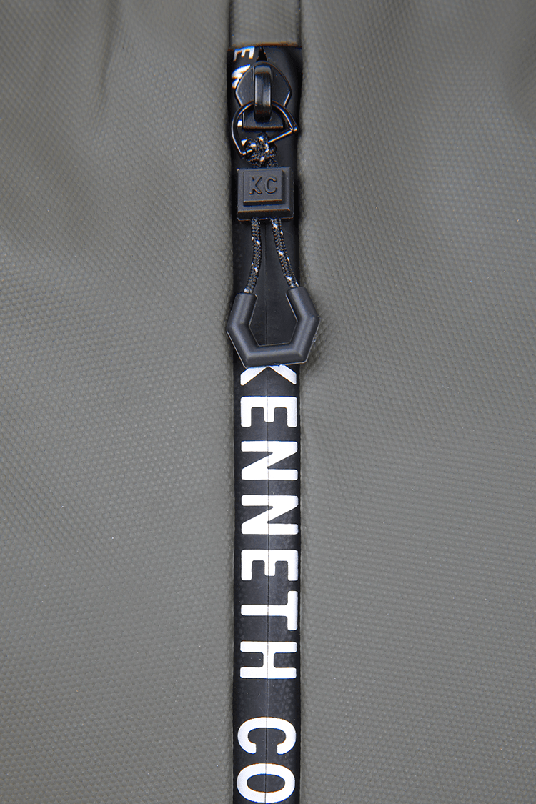 KENNETH COLE - תיק גב גירה מרובעת ירוק זית - MASHBIR//365