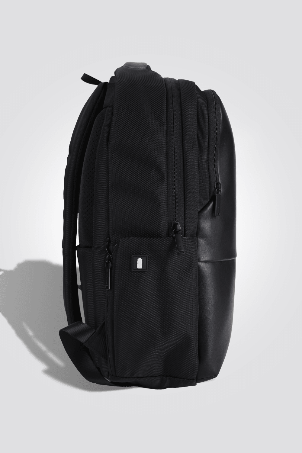 KENNETH COLE - תיק גב לגבר בצבע שחור - MASHBIR//365