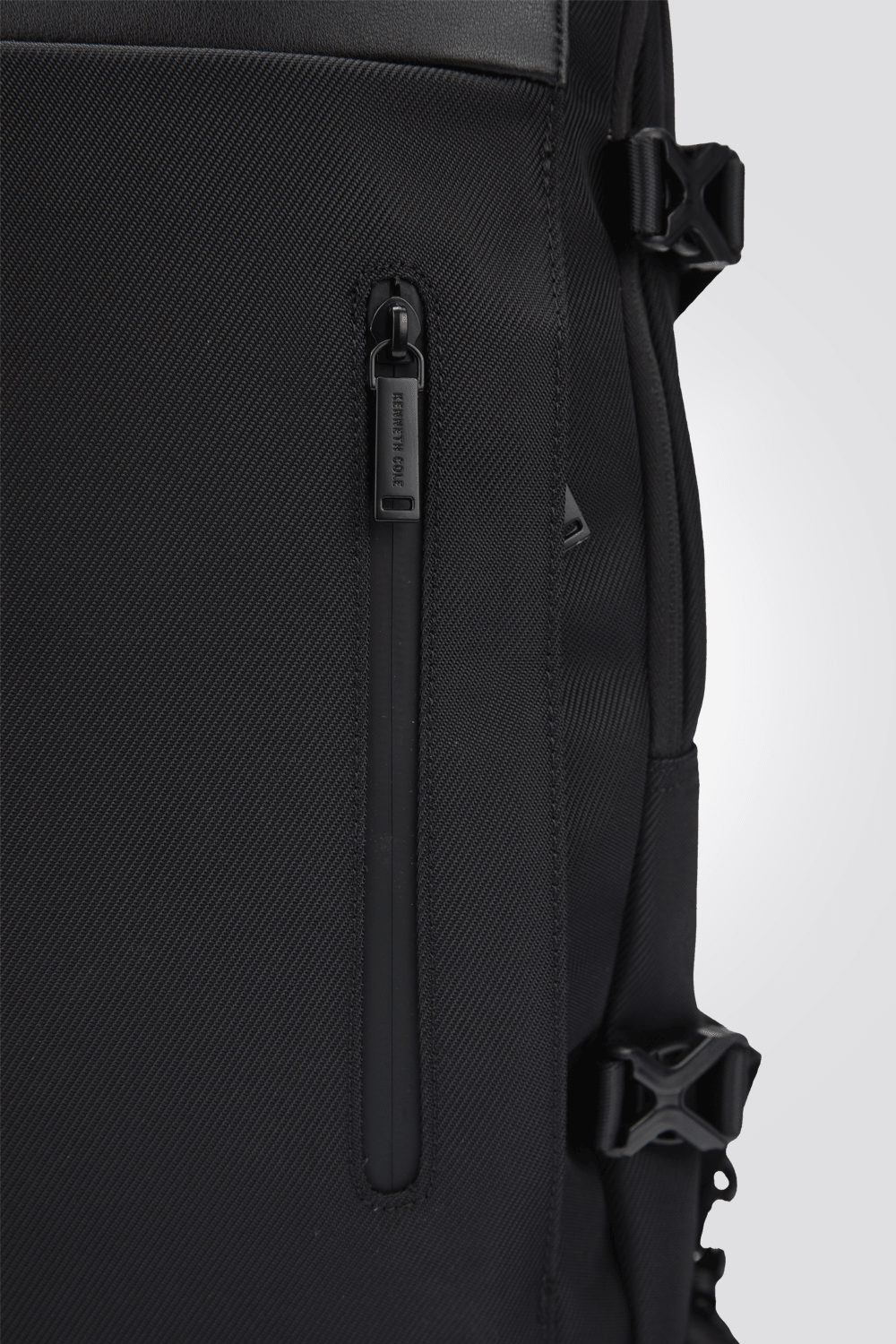 KENNETH COLE - תיק גב לגבר בשילוב עור בצבע שחור - MASHBIR//365