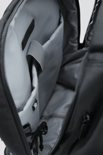 KENNETH COLE - תיק גב משולב טרולי בצבע שחור - MASHBIR//365