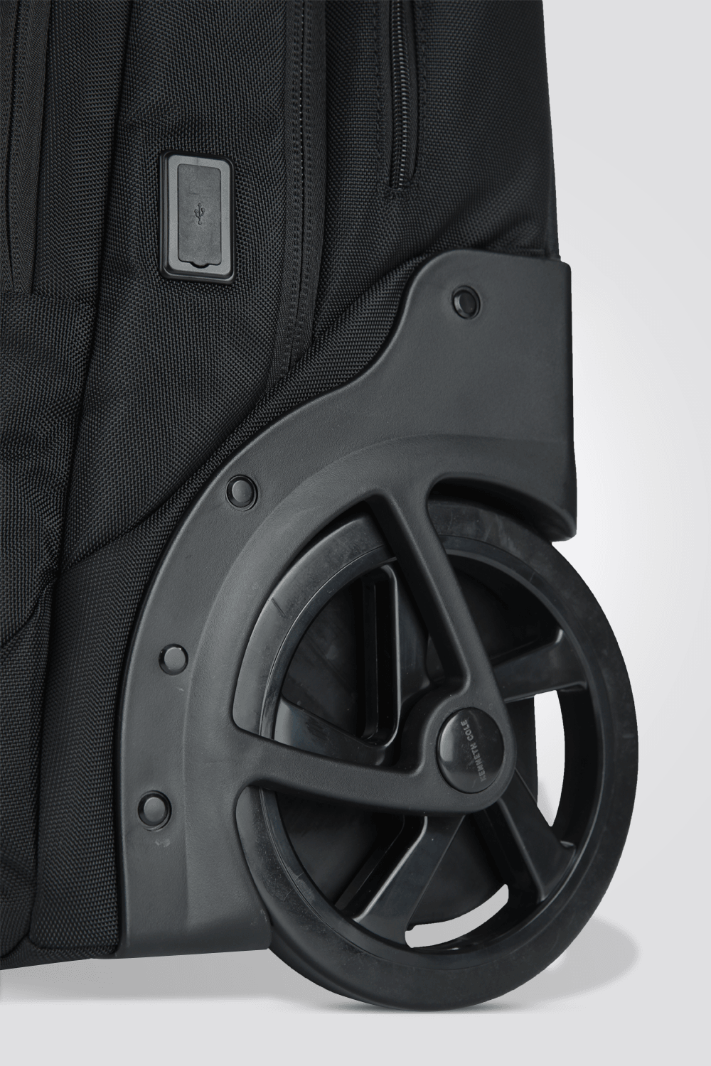 KENNETH COLE - תיק גב משולב טרולי בצבע שחור - MASHBIR//365