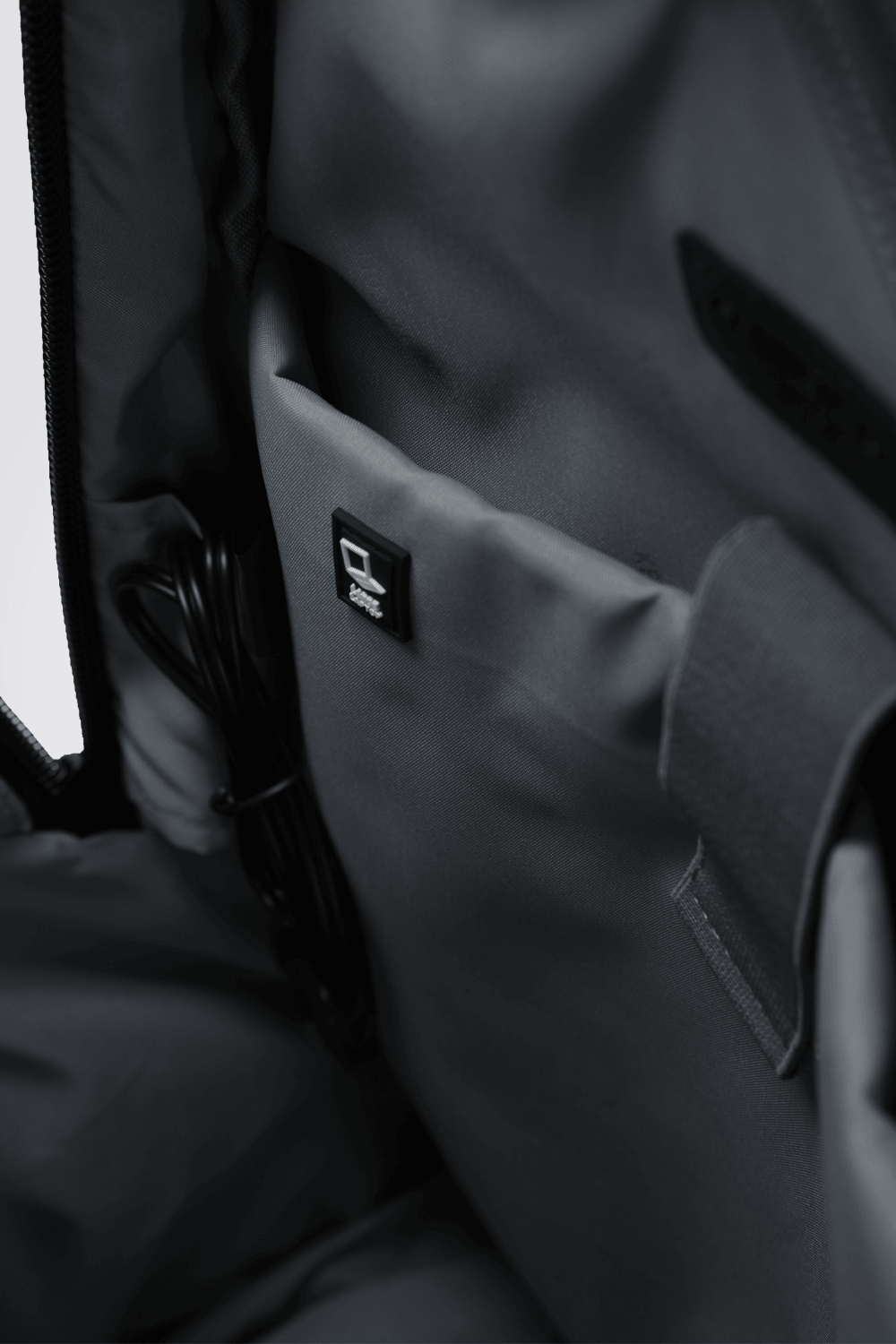 KENNETH COLE - תיק גב משולב טרולי בצבע שחור - MASHBIR//365