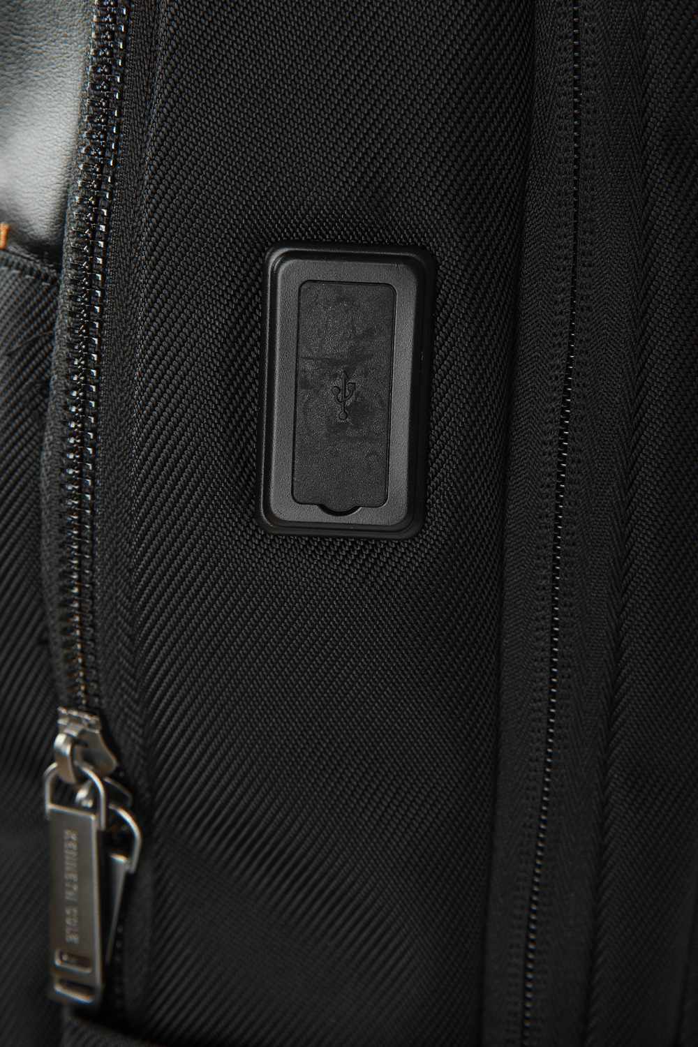 KENNETH COLE - תיק גב סגירה מרובעת משולב שחור - MASHBIR//365