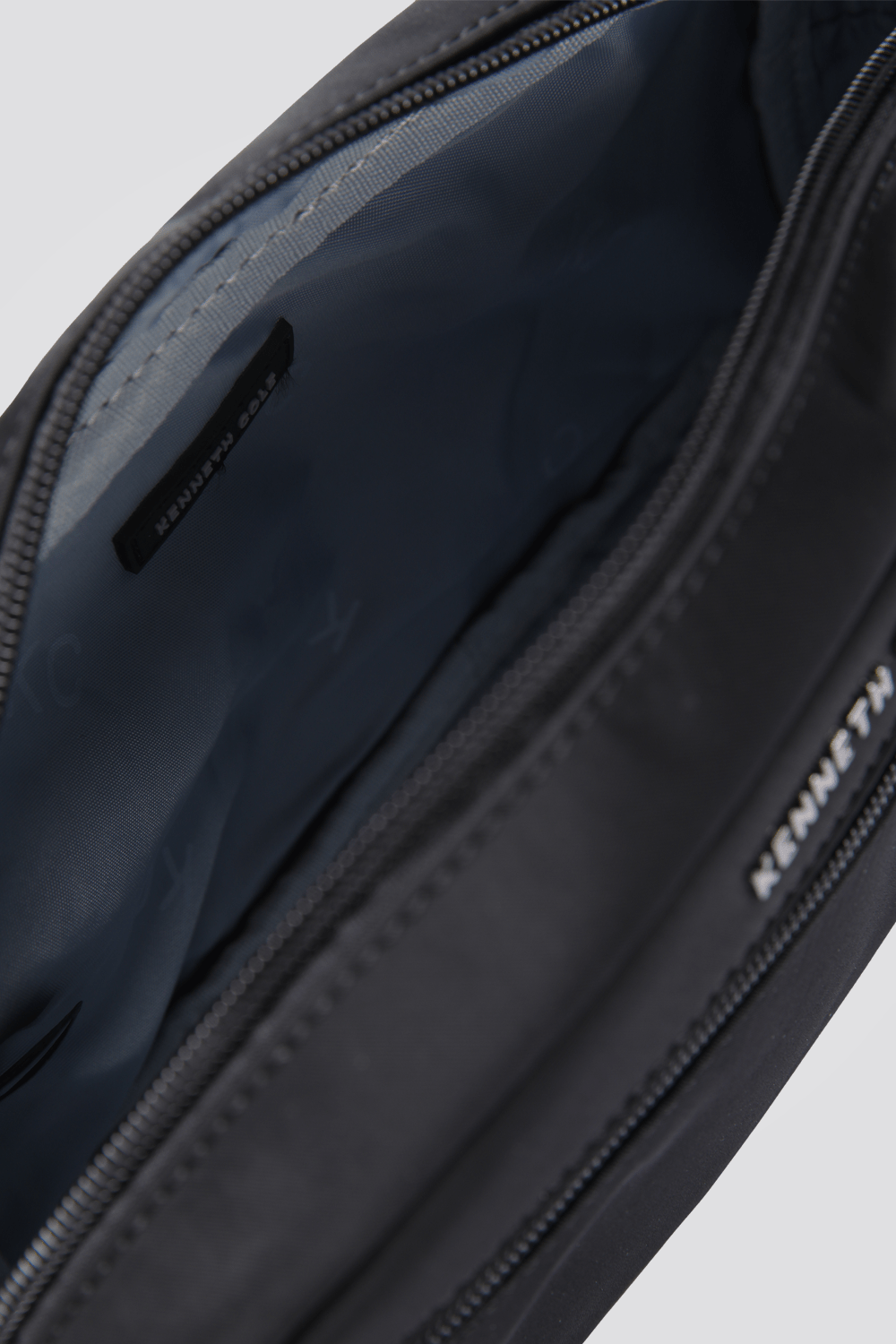 KENNETH COLE - תיק רחצה בצבע שחור - MASHBIR//365