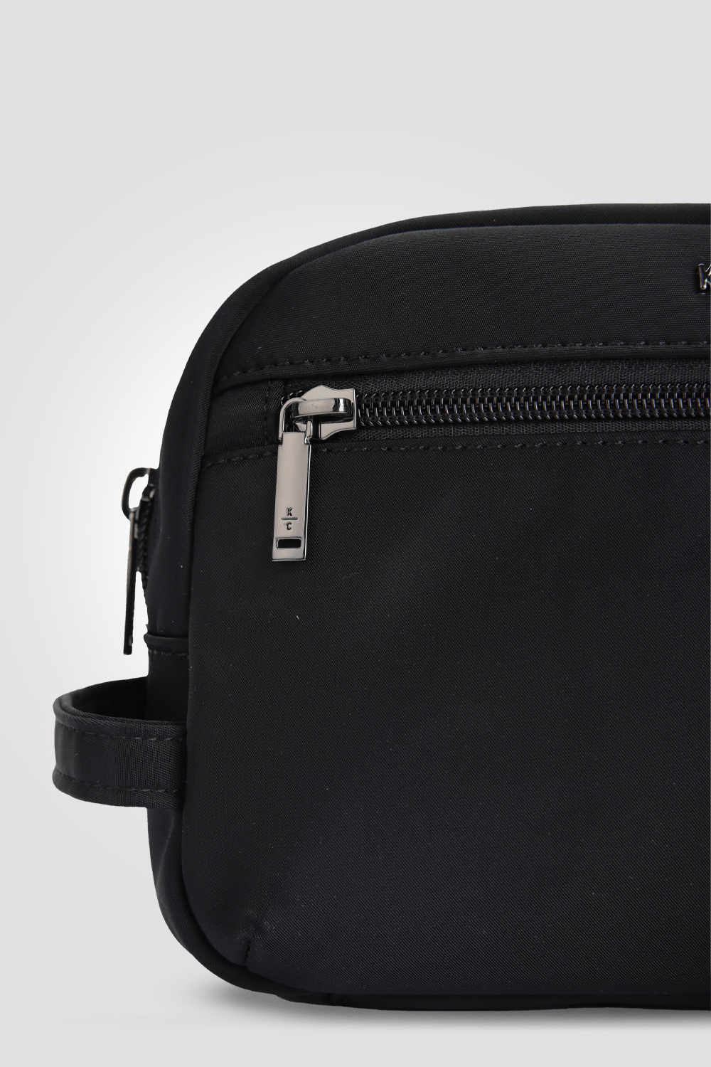KENNETH COLE - תיק רחצה בצבע שחור - MASHBIR//365