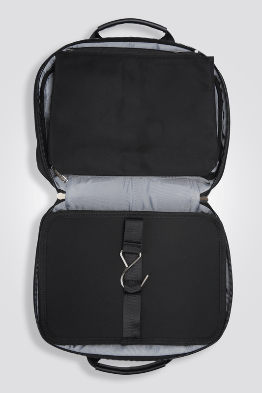 KENNETH COLE - תיק רחצה בצבע שחור - MASHBIR//365