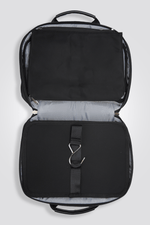 KENNETH COLE - תיק רחצה בצבע שחור - MASHBIR//365