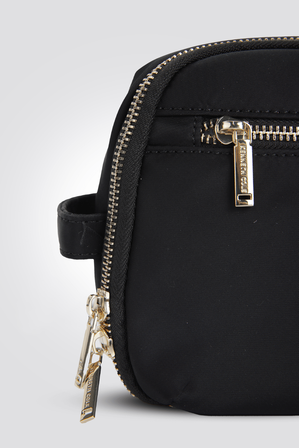 KENNETH COLE - תיק רחצה קטן בצבע שחור - MASHBIR//365