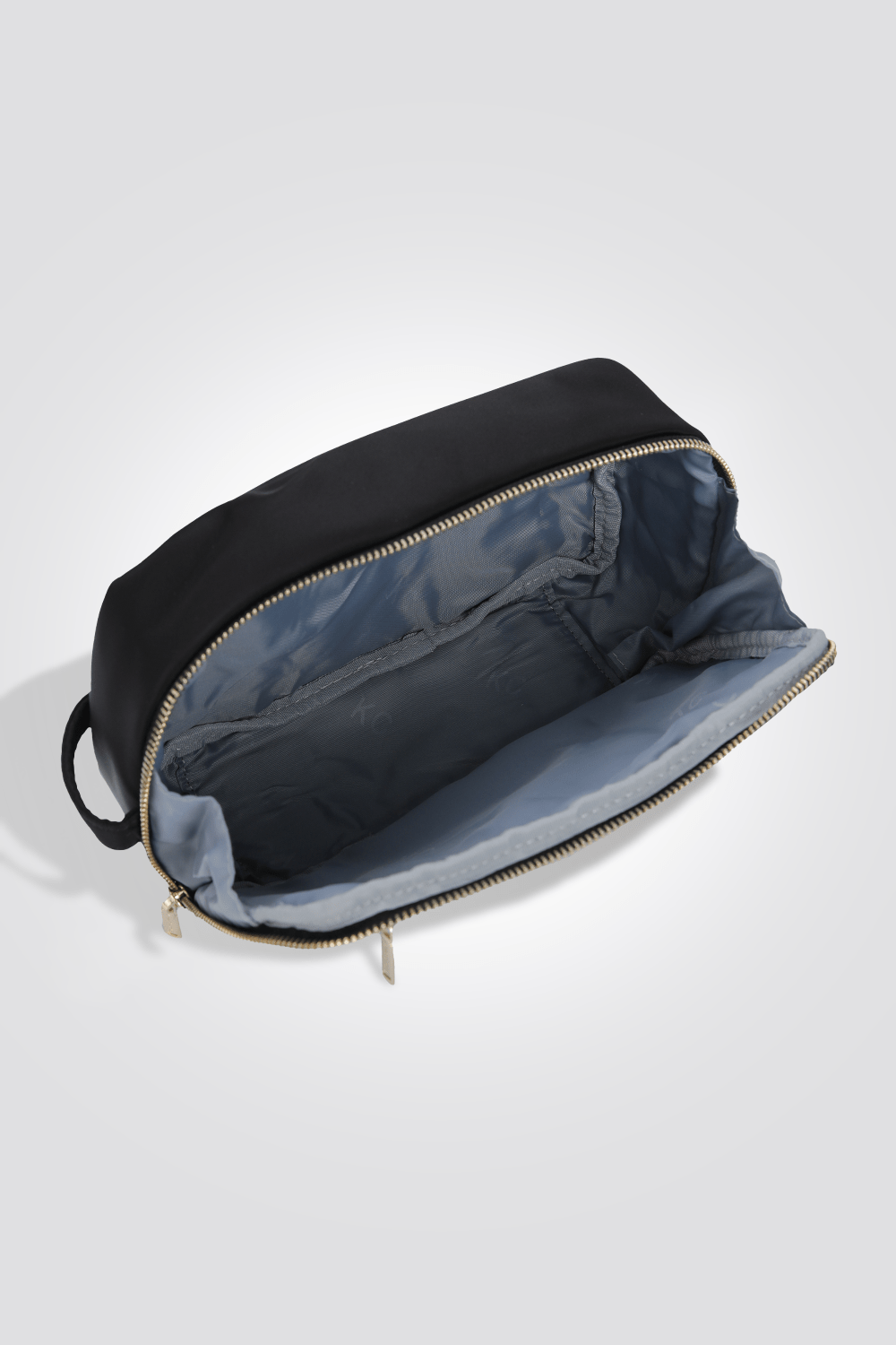 KENNETH COLE - תיק רחצה קטן בצבע שחור - MASHBIR//365