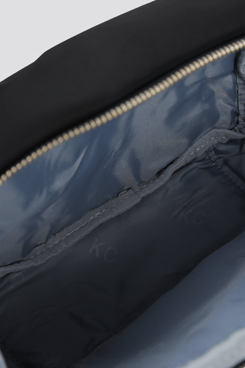 KENNETH COLE - תיק רחצה קטן בצבע שחור - MASHBIR//365