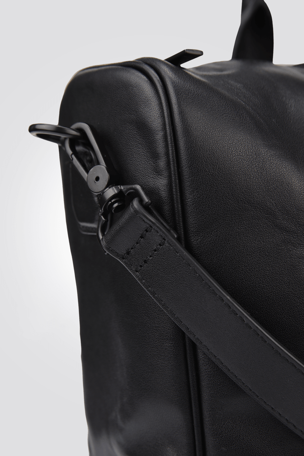 KENNETH COLE - תיק עסקים מעור בצבע שחור - MASHBIR//365