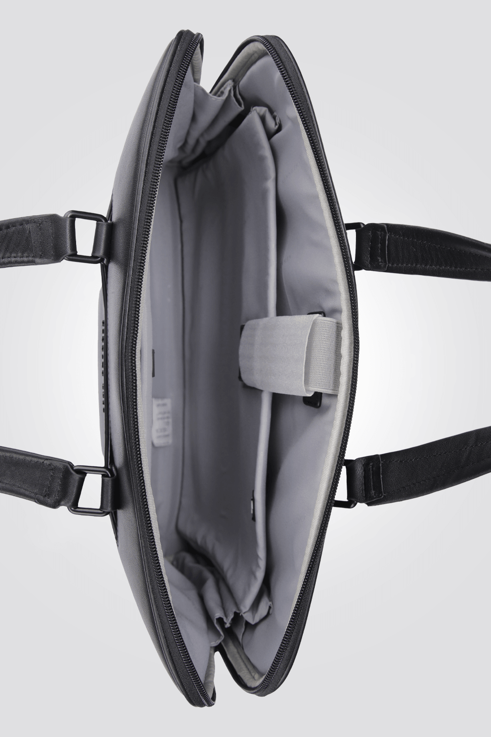 KENNETH COLE - תיק עסקים מעור בצבע שחור - MASHBIR//365