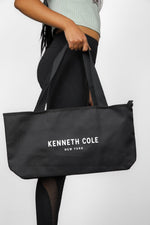 KENNETH COLE - תיק חוף עם לוגו מותג בצבע שחור - MASHBIR//365