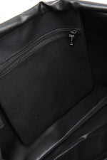 KENNETH COLE - תיק חוף עם לוגו מותג בצבע שחור - MASHBIR//365